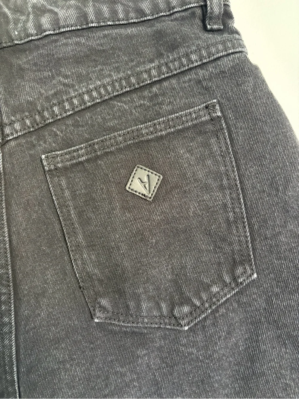 Abrand Black 95 Mid Baggy Short Cara